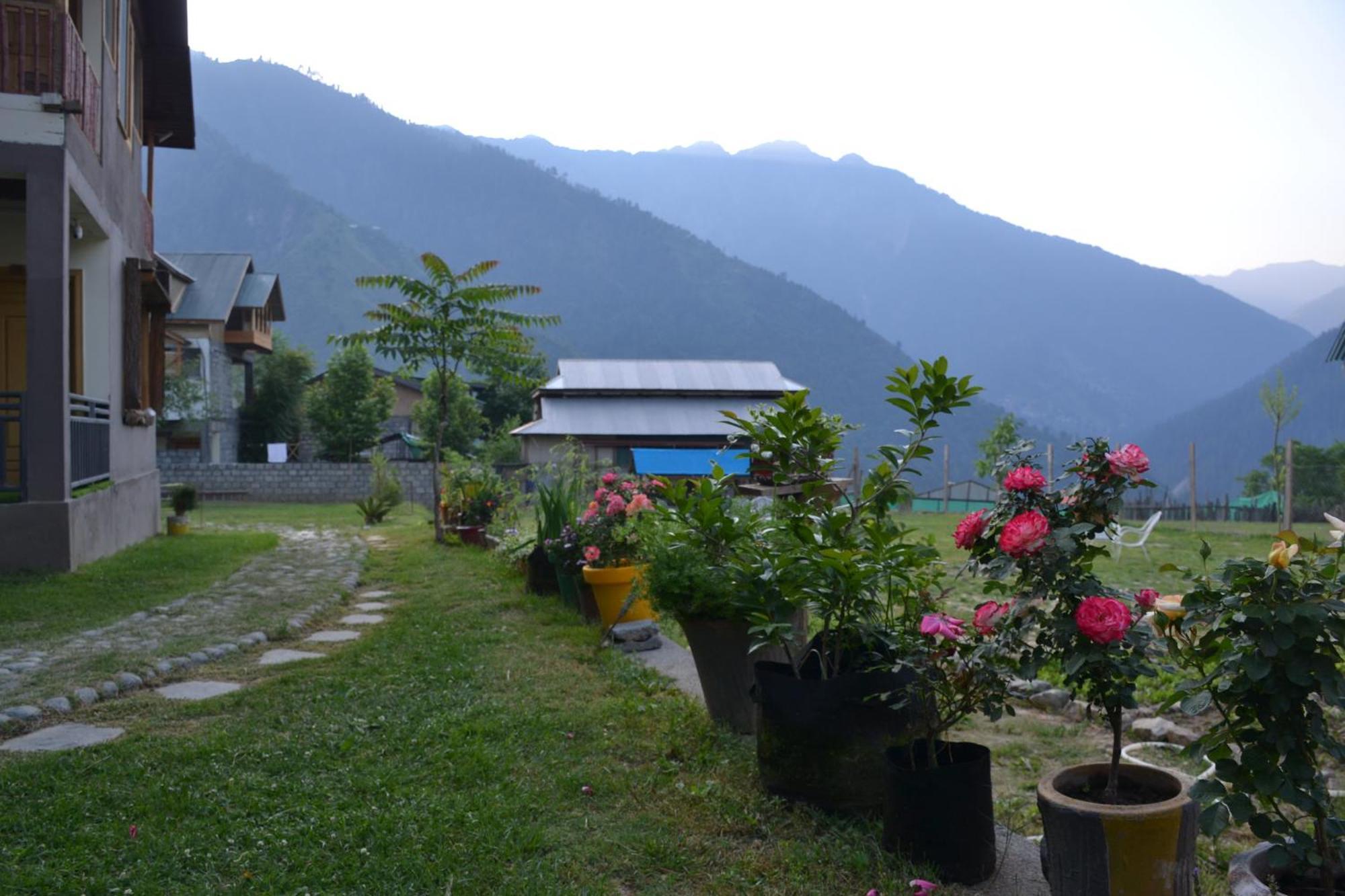 West End Lodges Neelum Ngoại thất bức ảnh