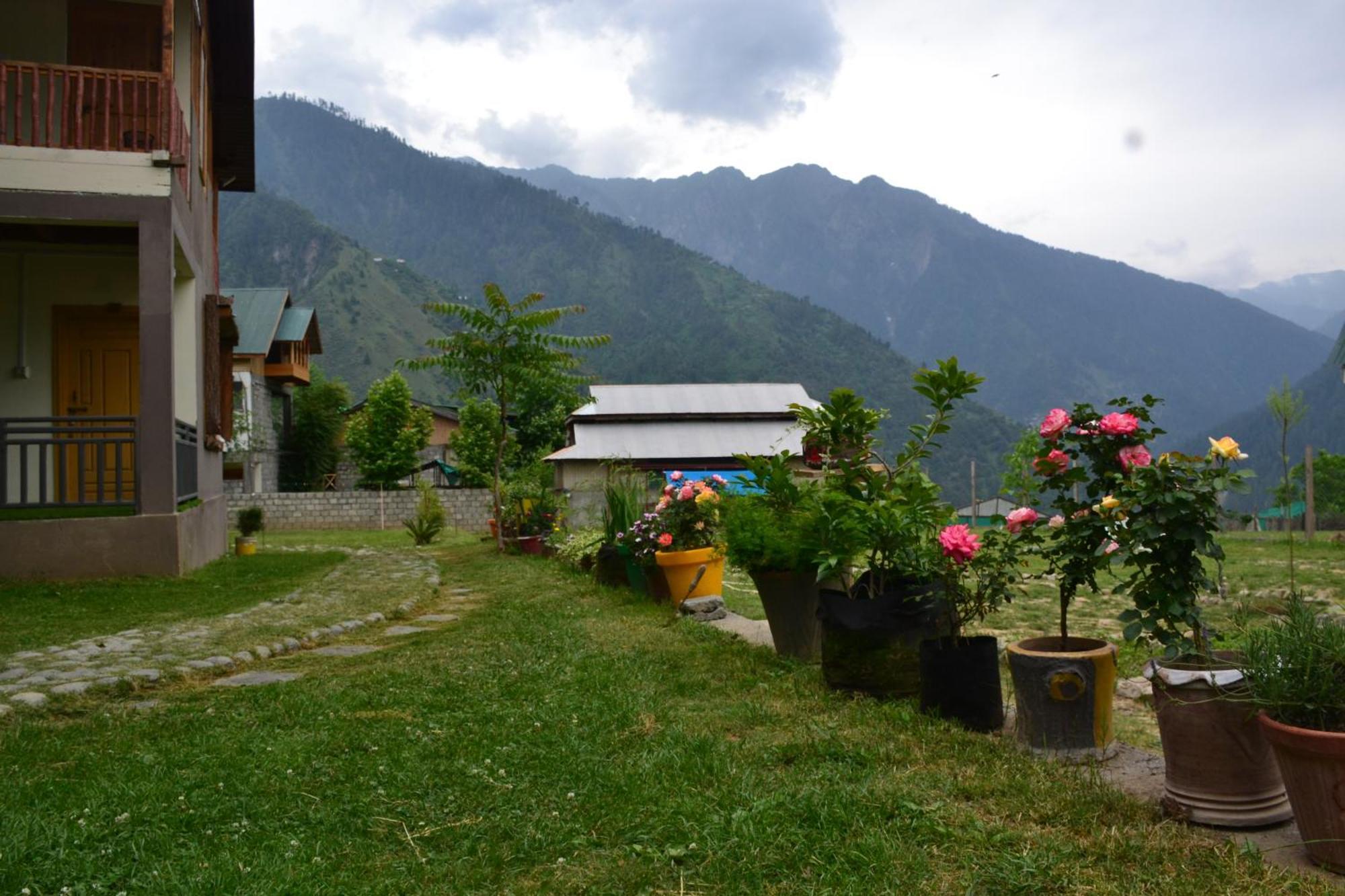 West End Lodges Neelum Ngoại thất bức ảnh