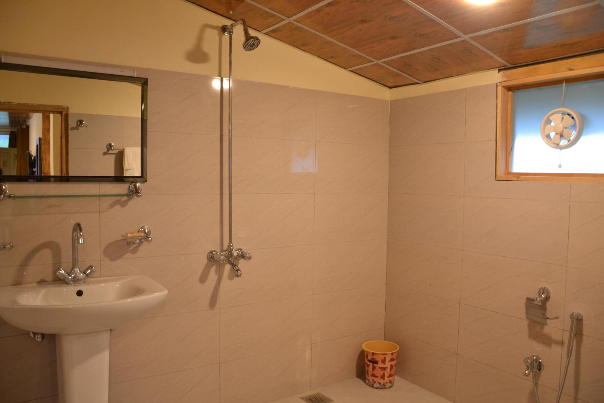 West End Lodges Neelum Ngoại thất bức ảnh