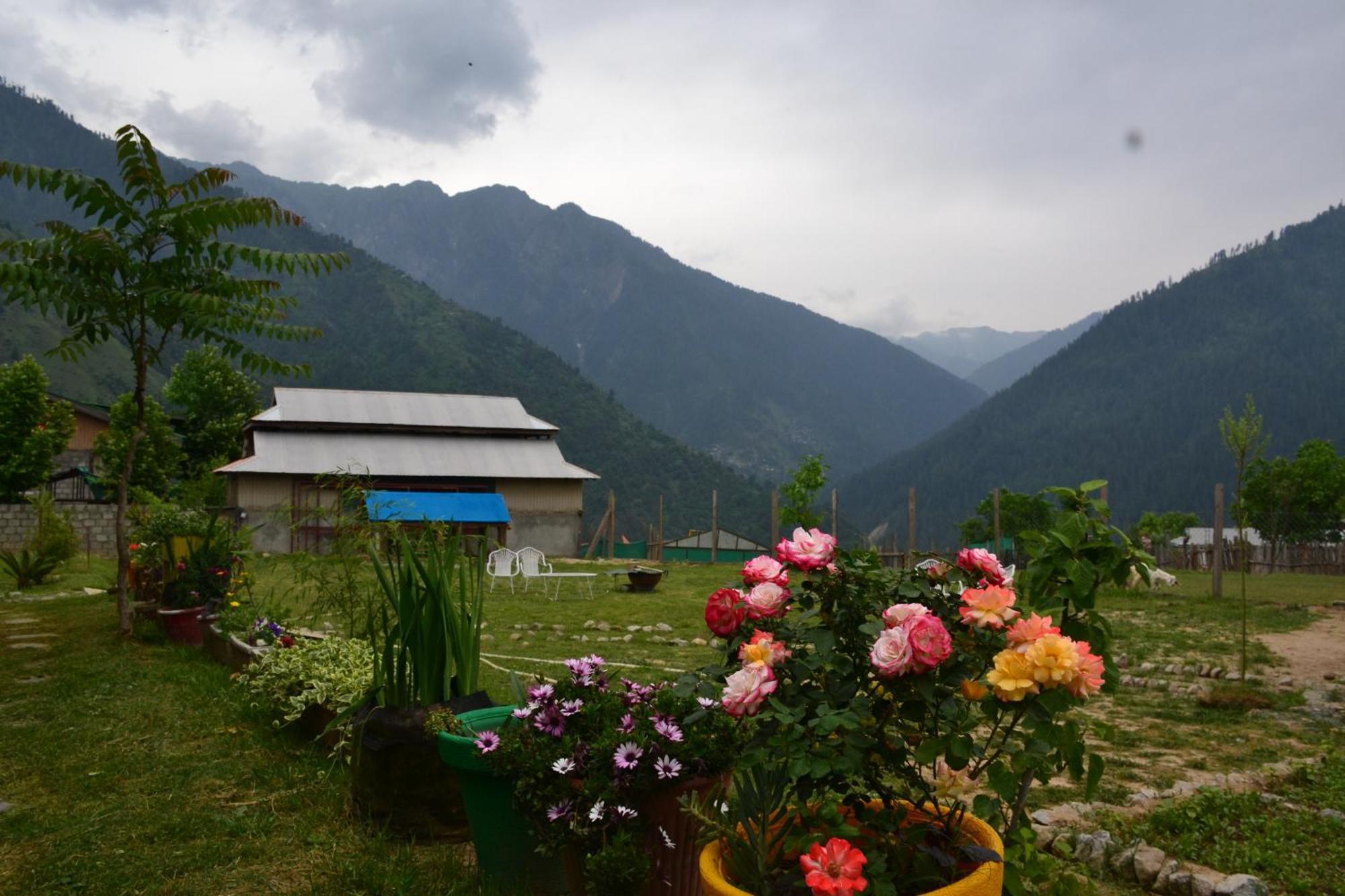 West End Lodges Neelum Ngoại thất bức ảnh