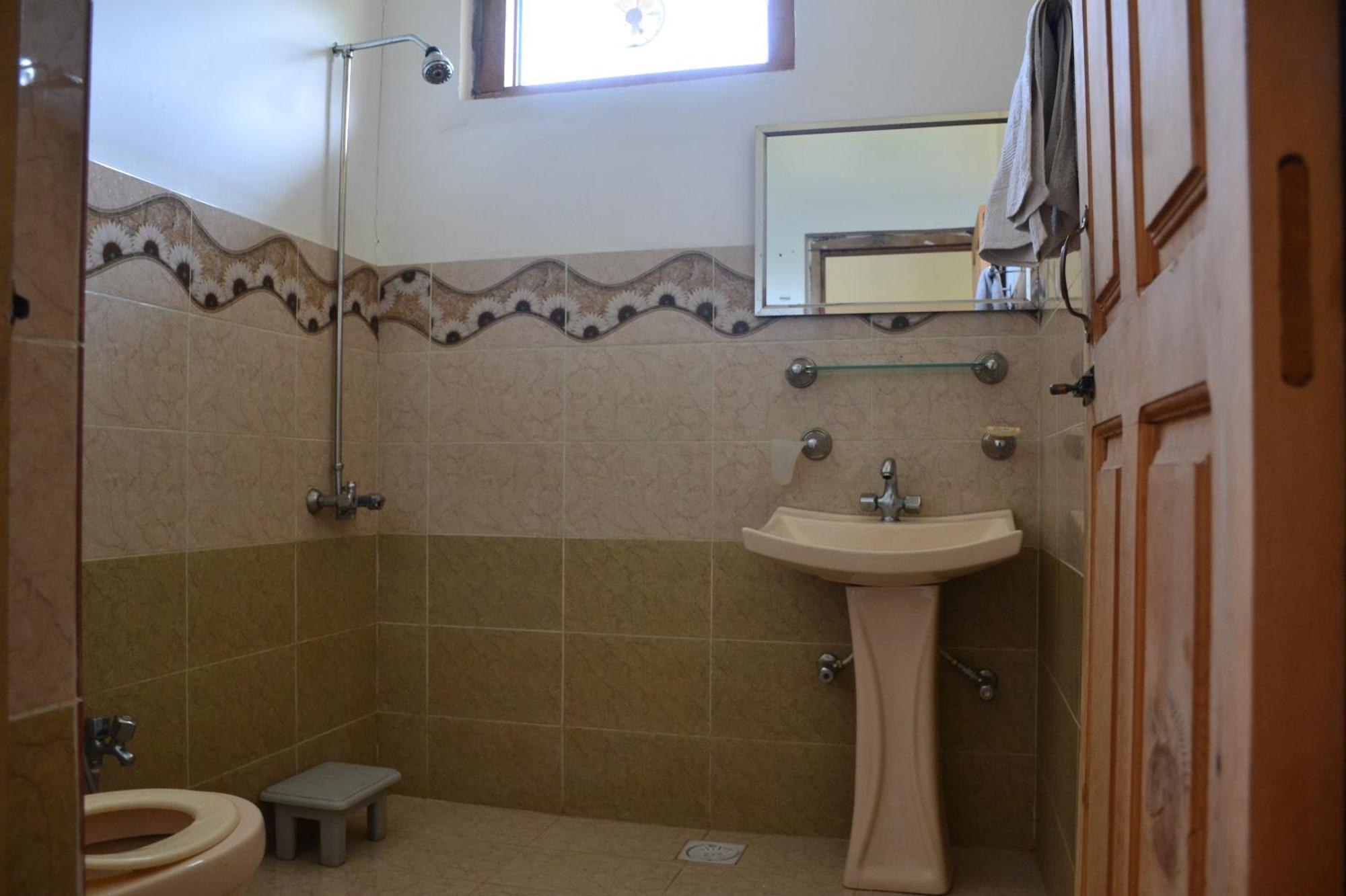 West End Lodges Neelum Ngoại thất bức ảnh