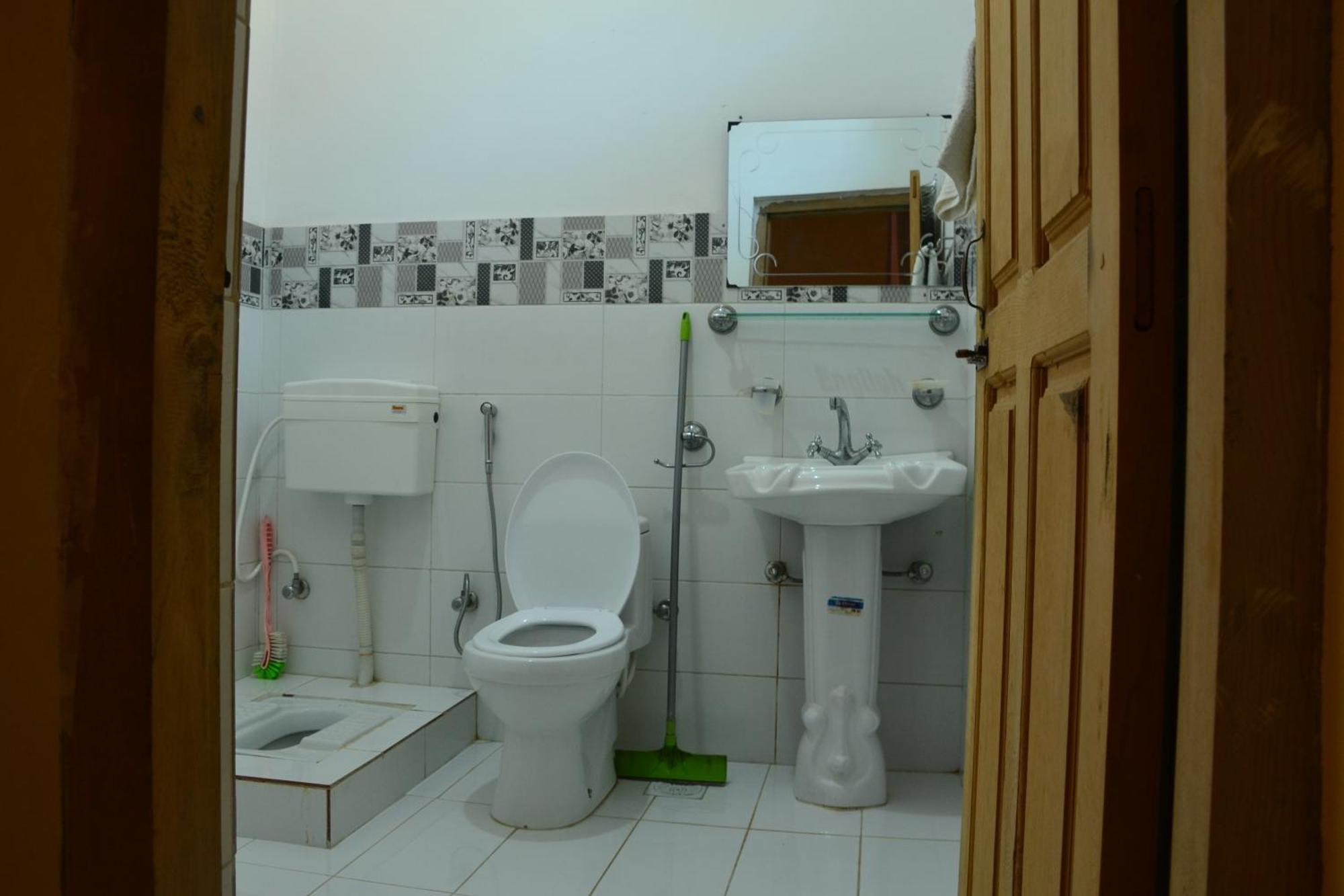 West End Lodges Neelum Ngoại thất bức ảnh