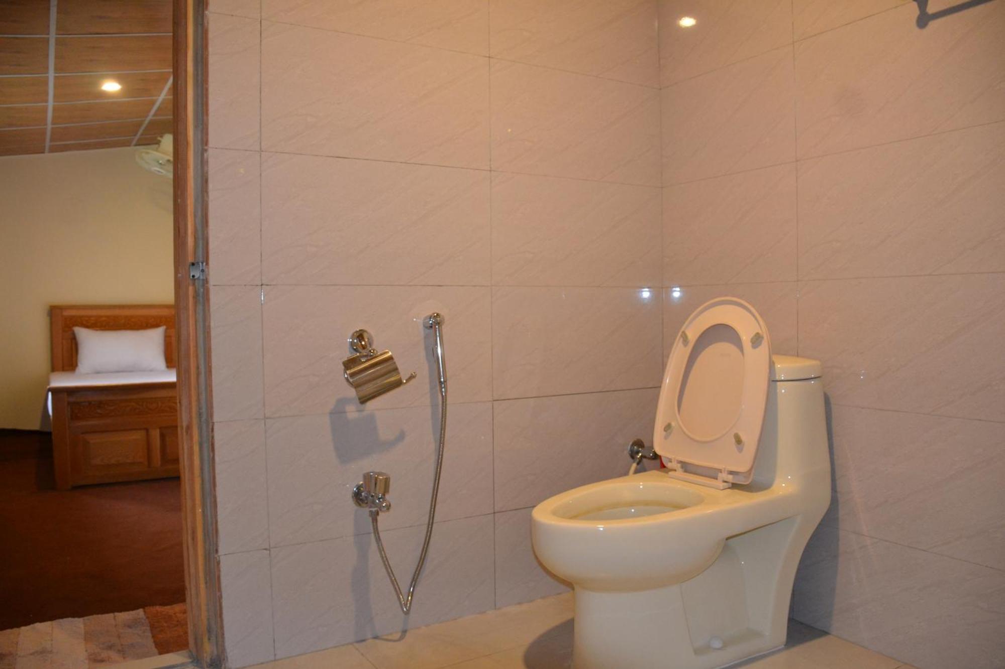 West End Lodges Neelum Ngoại thất bức ảnh