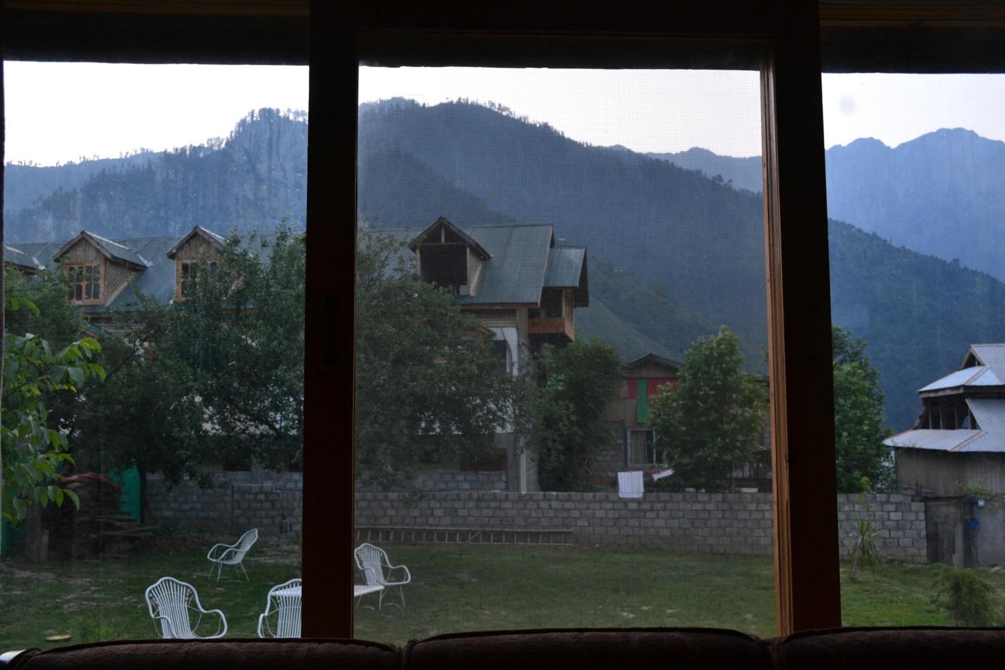 West End Lodges Neelum Ngoại thất bức ảnh